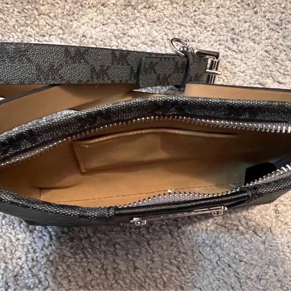 NEW Michael Kors gray/black belt bag - Picture 2 of 2